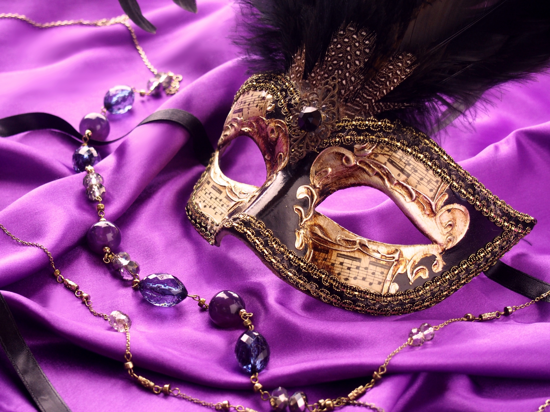 仮面とアクセサリーの写真