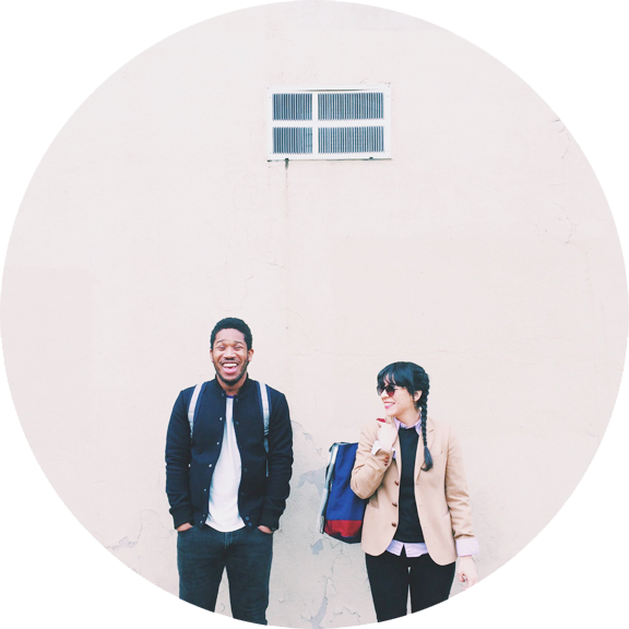 壁の前で会話する男女