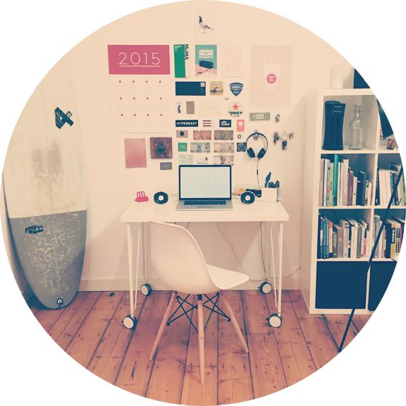 壁の前で会話する男女