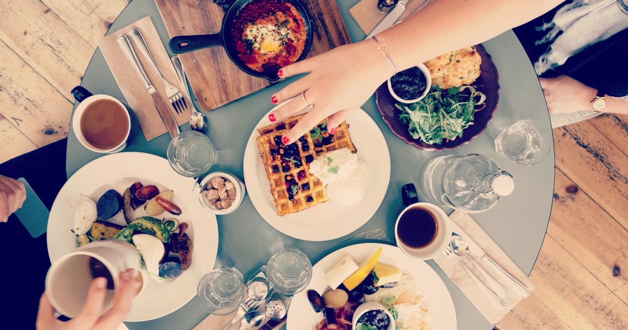 テーブルに食事が置かれている